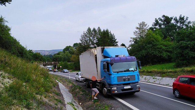 19. 8. 22 - nehoda nákl. automobilu, ul. Černčická