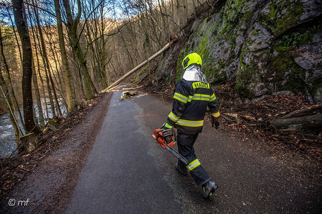 20. 2. 20 - odstranění stromu z komunikace, směr Peklo